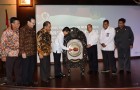 Menteri PANRB Yuddy Chrisnandi saat memukul gong membuka acara sarasehan memperingati HUT Korpri ke-44.